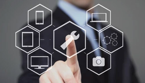 Qualities of successful entrepreneurs Entrepreneur interacting with digital tools — representing the qualities of successful entrepreneurs in the tech era.