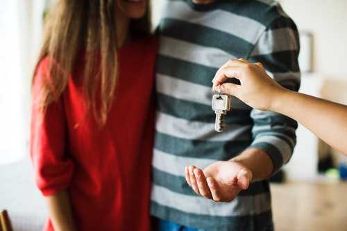 Couples investment - tycoonstory | tycoonstory media Couple receiving house keys, symbolizing successful homeownership after completing a mortgage process.