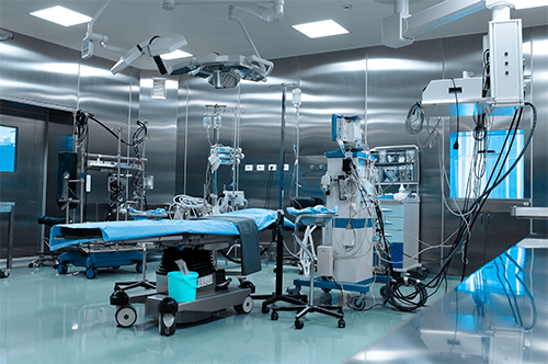 Medical equipment and devices - tycoonstory | tycoonstory media Modern surgical room with advanced equipment and medical devices, showcasing the need for high-quality medical device coatings for patient safety.