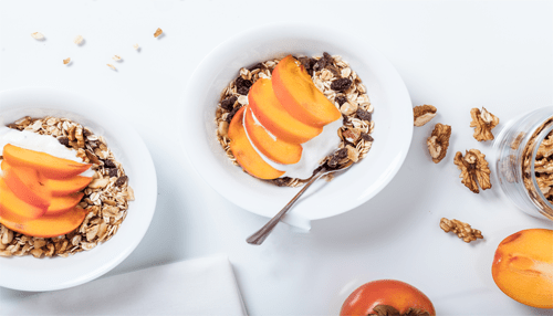 A guide to the perfect morning ritual A healthy breakfast bowl with granola, yogurt, and fresh fruit, part of a nutritious and balanced perfect morning ritual.
