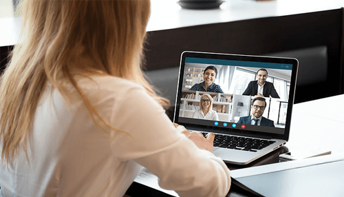 Communicate when working from home - tycoonstory | tycoonstory media A person attending a video conference on a laptop with four colleagues, demonstrating how to work from home through virtual collaboration and communication.