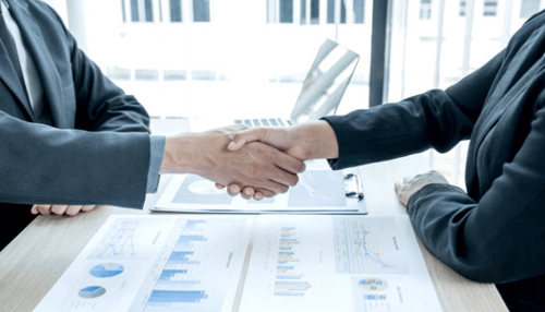 Investor for small business-tycoonstory | tycoonstory media Financing options concept showing a business handshake after finalizing a funding agreement.