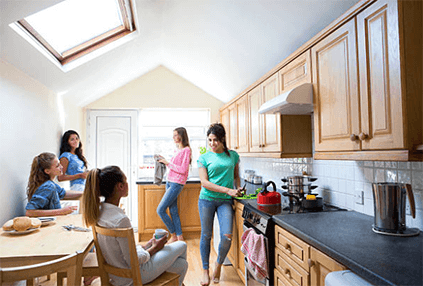 What is hmo-tycoonstory | tycoonstory media Hmo landlord showing tenants interacting and socializing in a shared kitchen, highlighting the community aspect of hmo living