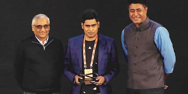 Imagep2g4-1580820981654 (2) | tycoonstory media Man receiving an award on stage for contributions in the solar energy sector.