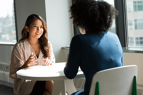 Job interview tips for freshers to create the right impression-tycoonstory | tycoonstory media Job interview tips being applied in a one-on-one interview setting, with a candidate discussing their qualifications with the interviewer.