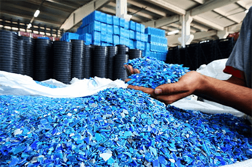 Plastic recycling industry Using plastic waste as a raw material