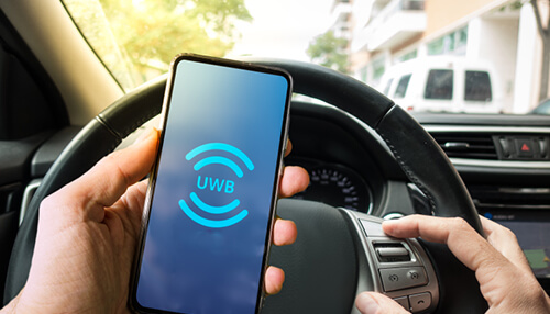 Smartphone displaying uwb technology used for asset tracking inside a vehicle, highlighting the use of ultra-wideband technology in fleet management Using uwb technique for asset tracking