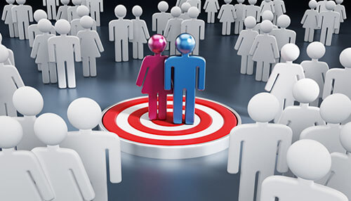 B2b vs b2c marketing Targeted audience with b2b vs b2c marketing focus, represented by two figurines surrounded by a crowd symbolizing different market approaches.