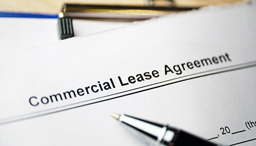 Commercial lease agreement terms to know Close-up of a commercial lease agreement document with a pen, emphasizing the importance of space leasing contracts for businesses.