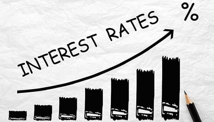 Factors affecting personal loan interest rates Personal loan interest illustrated through a rising interest rate chart showing increasing percentages and loan cost growth.