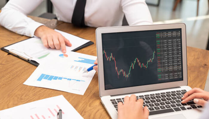 Tc2000 Tc2000 software showing live trading chart during financial analysis meeting