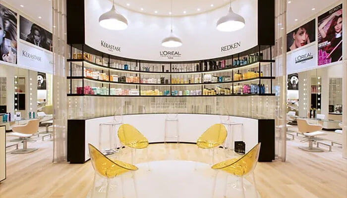 Belle femme An upscale salon interior with a neat display of haircare products, featuring clear design and bright lighting for a professional ambiance.