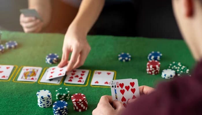 Klondike solitaire Klondike solitaire strategy illustration showing players uncovering face-down cards and arranging card sequences, emphasizing smart moves and card exposure for better gameplay options.