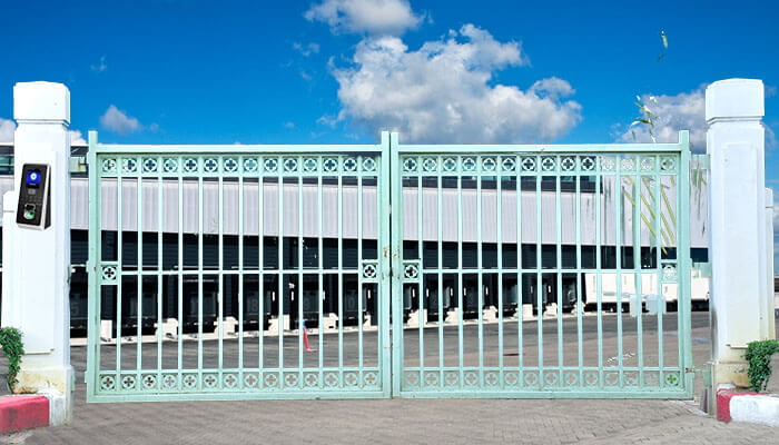 Commercial gates for warehouses Commercial gates for warehouses with controlled access and improved operations