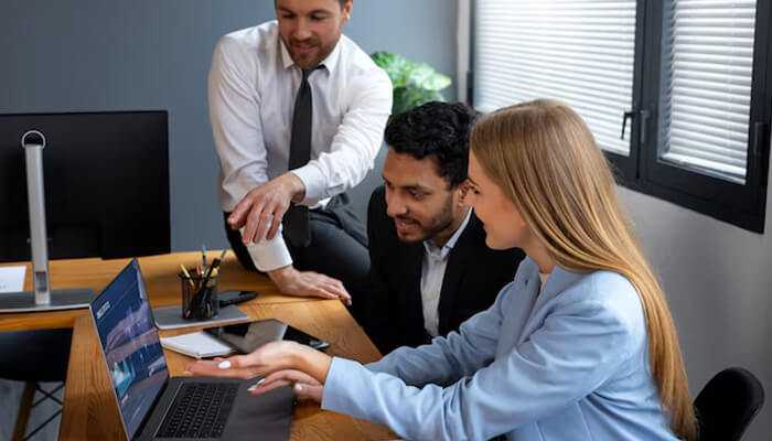 Managed it support that does the heavy lifting - tycoonstory 1 | tycoonstory media Managed it support professionals reviewing infrastructure solutions and providing technical guidance during a client meeting