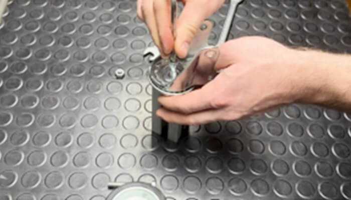 Screw the bolt into the thread in the profile - tycoonstory | tycoonstory media Screw the bolt into the thread in the profile