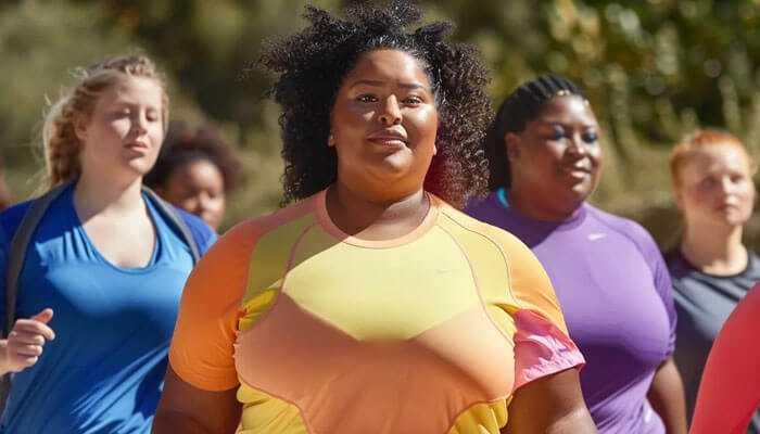 The rise of plus-size athleisure and comfort wear - tycoonstory | tycoonstory media Group of plus-size women in bright athleisure wear participating in an outdoor fitness activity.