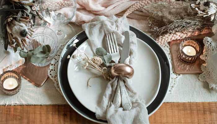 Contemporary nordic wedding - tycoonstory | tycoonstory media Wedding themes perfect for winter elegant rustic table setting with white and black plates linen napkins dried florals eucalyptus leaves and warm candlelight decor