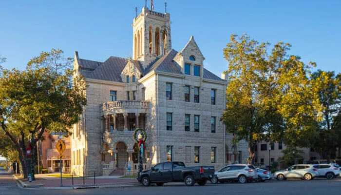 New braunfels y gruene - tycoonstory | tycoonstory media The historic courthouse in new braunfels, texas, a key destination for a charming day trip from austin, featuring beautiful architecture and a picturesque setting.