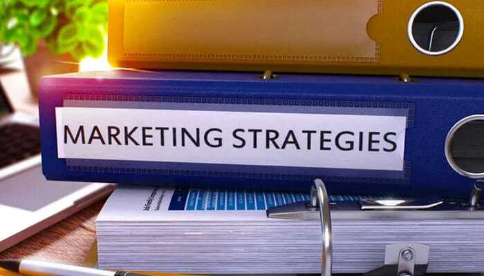 Optimizing marketing strategies - tycoonstory | tycoonstory media A binder with the label marketing strategies lies on a desk, signifying decision science in strategy.