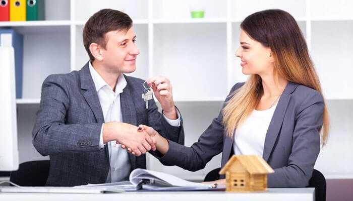 Protect against claims of responsibility for premises - tycoonstory | tycoonstory media Property transaction meeting with handshake and house model on desk, illustrating owner duties and injury risks covered by premises liability law in florida.