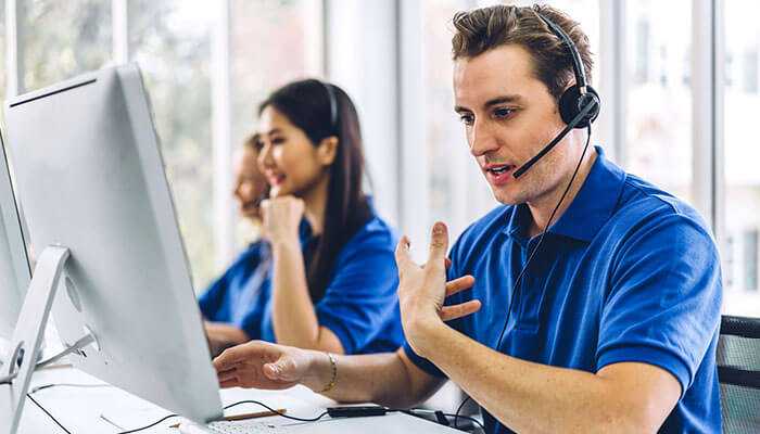 Seamless human-ai collaboration An agent is speaking with a customer, ai can pull up relevant account details or propose solutions based on the conversation's context.