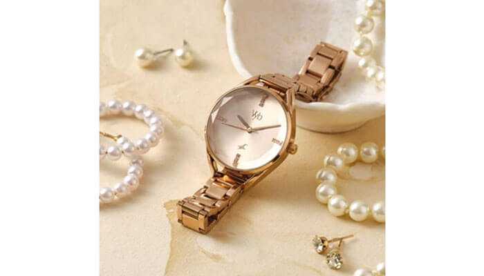 The classic charm that never goes out of style - tycoonstory | tycoonstory media Instagrammable watches: classically elegant rose gold with a minimalist design, accentuated by pearls and earrings to create timeless charm.