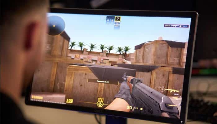 Analyzing and improving gameplay - tycoonstory | tycoonstory media Gamer plays first-person shooter on a tactical desert map, focusing on aiming to avoid common valorant pitfalls.