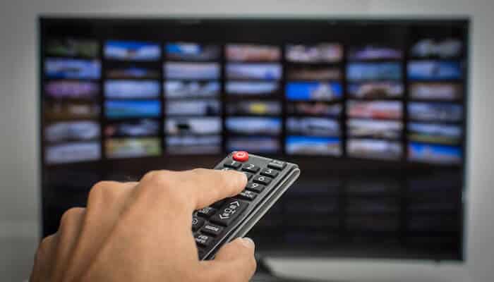 Evaluate tv channel lineups - tycoonstory | tycoonstory media Beste tv pakke deals at tvtilbud with a remote control pointed at a tv displaying multiple channels