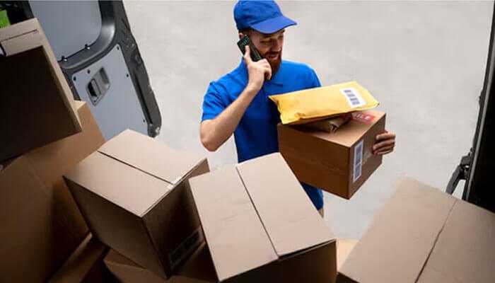 Speeding up order fulfillment with accuracy - tycoonstory | tycoonstory media Delivery worker handling packages, representing efficient amazon fba & fbm fulfillment with 3pl services.