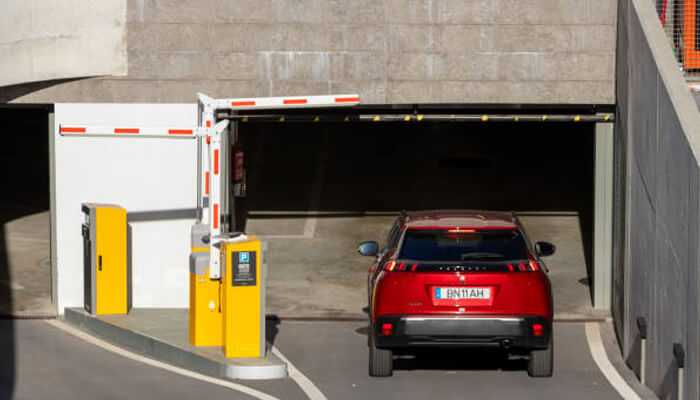 Speeding up parking lot entry and exit - tycoonstory | tycoonstory media Parking management system with automated entry gate at a parking facility - parking management company