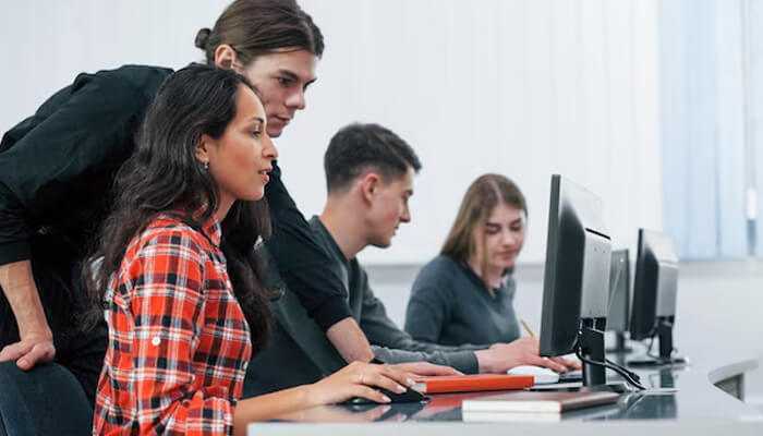 The development of key skills in intercontinental a-level computer science - tycoonstory | tycoonstory media Students studying computer science in a classroom as part of their international a levels course