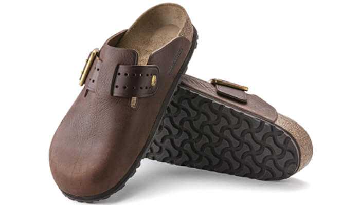 Bold classic | tycoonstory media Modern clogs in rich brown leather with a stylish buckle and durable sole, designed for both comfort and style.
