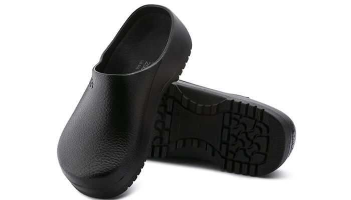 Everyday workhorse | tycoonstory media Modern clogs in sleek black with a sturdy, textured sole, designed for both comfort and durability in everyday use.