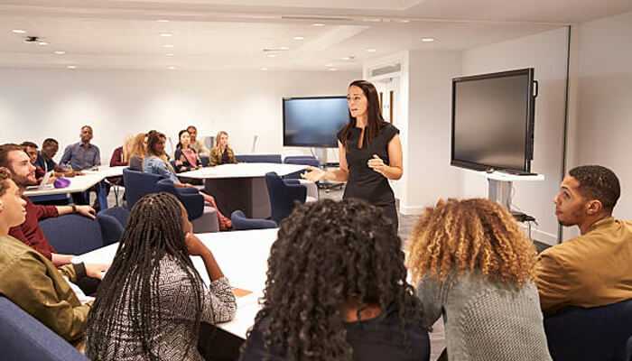 Develop practical communication skills | tycoonstory media Students engaged in a classroom discussion at a costa rica spanish school, enhancing their communication skills in a dynamic learning environment.