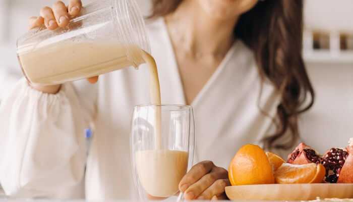 Ingiri | tycoonstory media Preparing a meal replacement shake as part of a balanced diet, offering a quick and nutritious option for busy individuals.