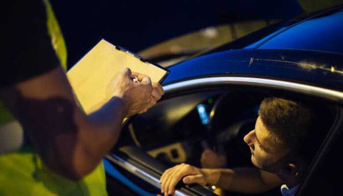 Accumulating points on your driving record | tycoonstory media Police officer issuing a traffic ticket in maryland to a driver during a roadside stop.
