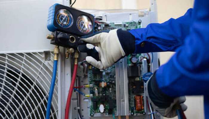 Maintaining optimal temperature and humidity for healthier living conditions | tycoonstory media Professional servicing smart hvac systems with precision tools to ensure energy efficiency and climate control.