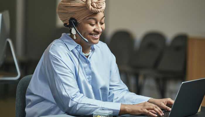 Real insights that drive smarter decisions | tycoonstory media Support agent interacting with a customer via laptop, assisted by generative ai to enhance service efficiency and personalization.