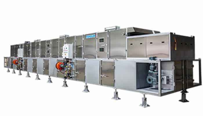 Shelf life | tycoonstory media Industrial extruder machine used in pet food production, illustrating the manufacturing process comparison in baked vs extruded dry pet food.