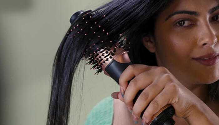 Step-by-step guide to using hair dryer brush - tycoonstory | tycoonstory media Using a hair dryer brush to smooth and style hair, ensuring a sleek and polished look.
