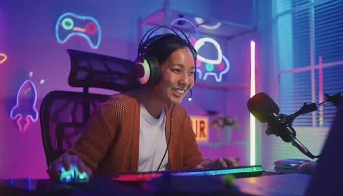 Affiliate marketing for igaming Streamer playing online games with a headset and microphone, symbolizing affiliate marketing for igaming through digital casinos and betting platforms.