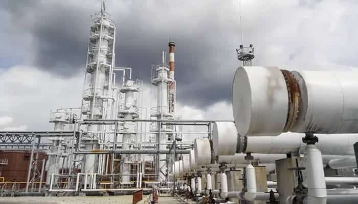 Benefits of co2 heat pumps - tycoonstory | tycoonstory media Large-scale co2 heat pump installation in an industrial plant, showcasing energy-efficient technology for reduced emissions.