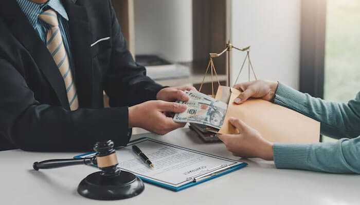 Strategies for defending against dui charges in fort lauderdale courts - tycoonstory | tycoonstory media Lawyer and client discussing legal penalties for dui charges in florida