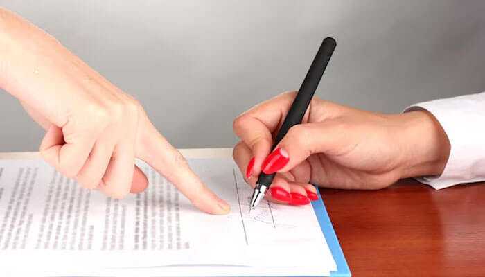 Differences in signatures and photograph - tycoonstory | tycoonstory media Signing important documents while applying for a home loan at a bank or financial institution.