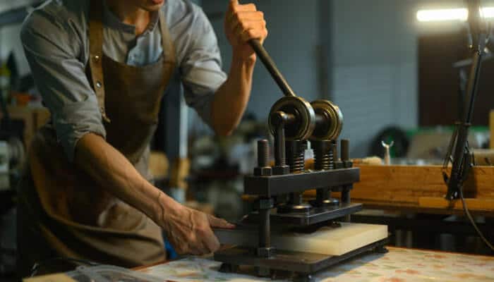 Manufacturing process behind premium metal business cards | tycoonstory media Manufacturing process behind premium metal business cards
