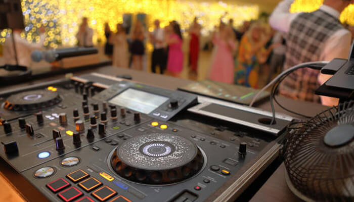 Wedding venues with dj services: what to look for before booking your space | tycoonstory media Wedding venues with dj equipment set up for music, lighting, and entertainment during a wedding celebration.