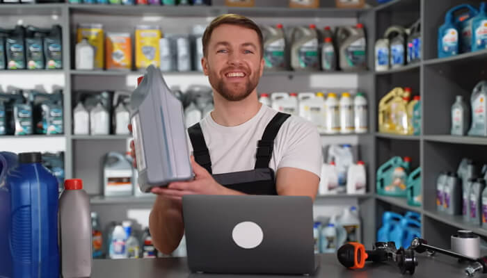Why a service kit helps reduce maintenance guesswork | tycoonstory media Marine technician holding engine oil during a yamaha 100-hour service, highlighting routine maintenance and preventive care for outboards.