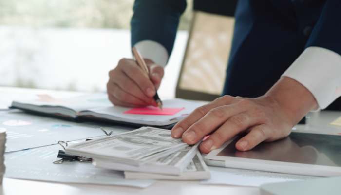 How to choose the best small business ideas with low startup cost | tycoonstory media Startup founder planning finances and budgeting for best small business ideas with low startup cost