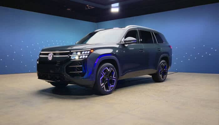 2027 volkswagen atlas front-wheel drive vs 4motion all-wheel drive - tycoonstory | tycoonstory media 2027 volkswagen atlas in studio lighting showcasing platform, size, and driving characteristics with modern suv design details